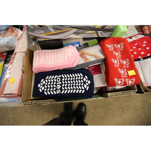 306 - Large qty of new gifts & items, incl bench cover, gift sets, water bottles, socks, etc