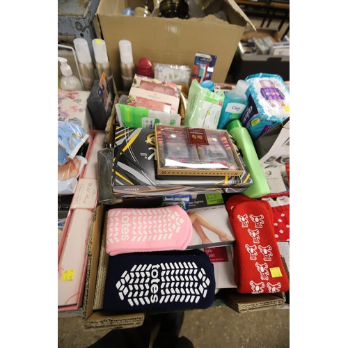 306 - Large qty of new gifts & items, incl bench cover, gift sets, water bottles, socks, etc