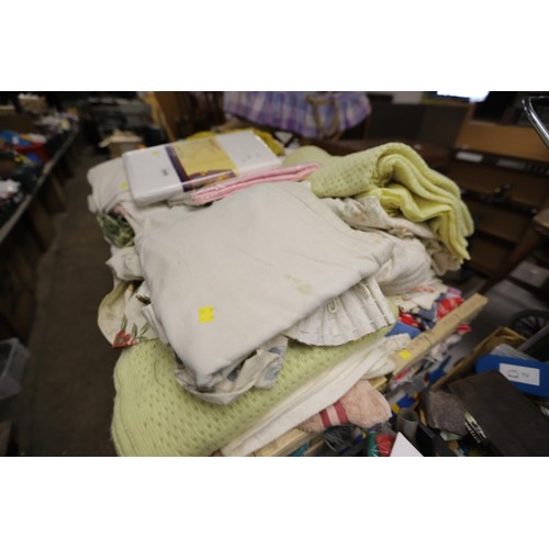 322 - Large qty of linen, blankets, towels