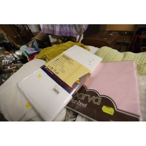 322 - Large qty of linen, blankets, towels