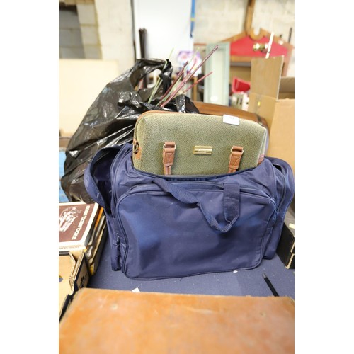 285 - Holdall, 2 vanity cases & a leather handbag