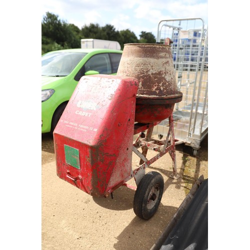 44 - Heavy duty cement mixer with Honda engine service ready for work