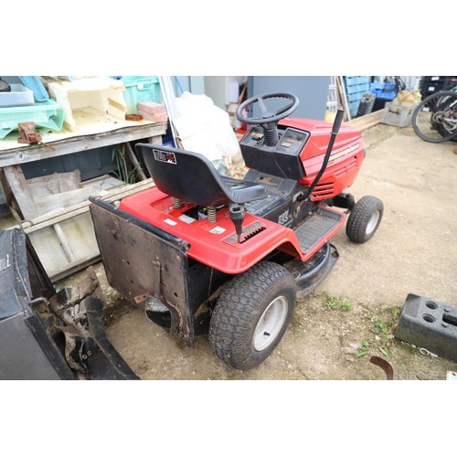 82 - Lawnflite 555 ride on mower c/w grass collector & chute