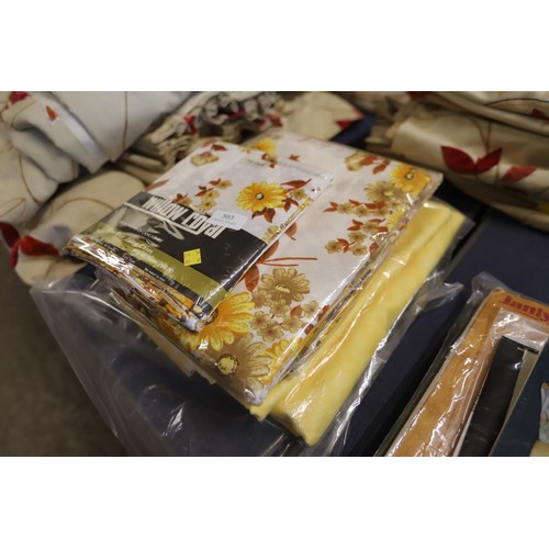 303 - New linen bed set & tablecloths