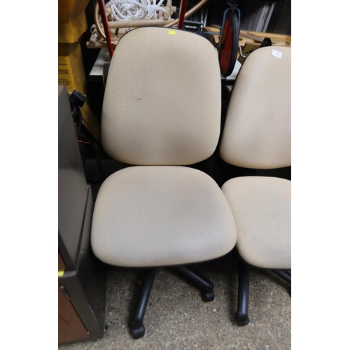 174 - 3 beige seats, adjustable