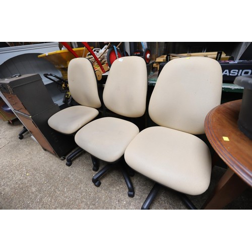 174 - 3 beige seats, adjustable