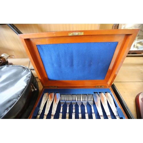 363 - Fish knives & forks in mahogany case with key (2 tiers, 10 sets)