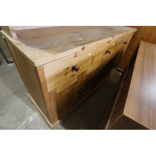 532 - Pine dresser