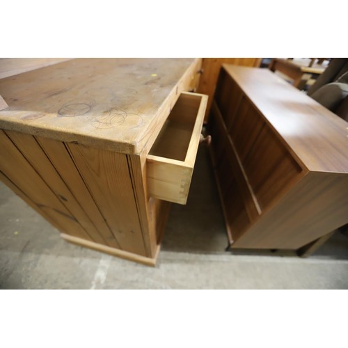 532 - Pine dresser