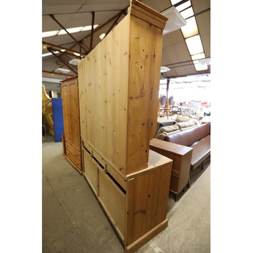 532 - Pine dresser