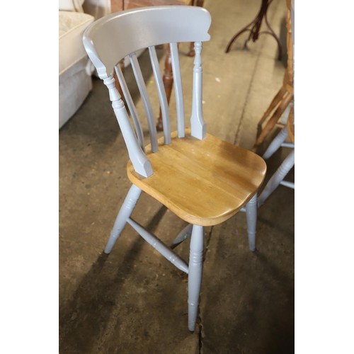 552 - Farmhouse table & 6 chairs