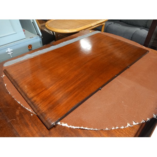 559 - Extending mahogany dining table with 1 leaf