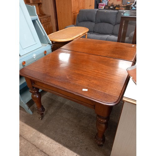 559 - Extending mahogany dining table with 1 leaf