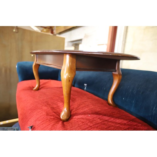 560 - Oval coffee table