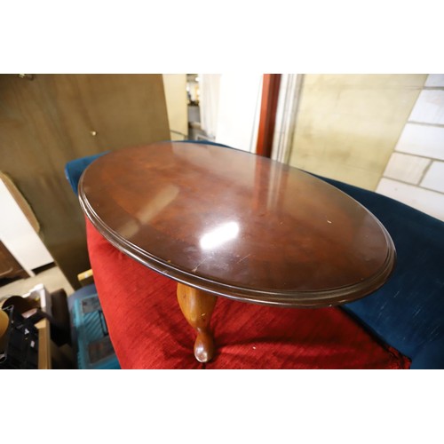 560 - Oval coffee table