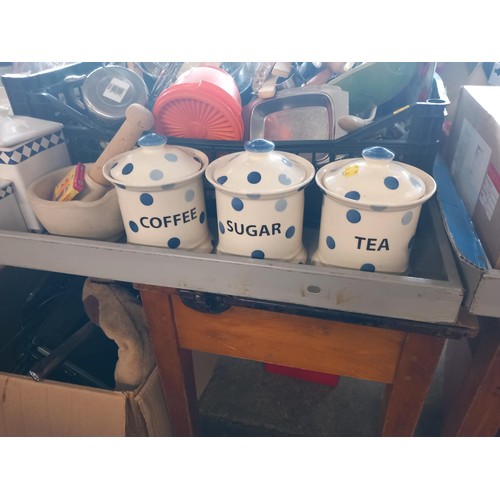 323 - Large qty of kitchen ware, saucepans, Pyrex, bread bin, crockery, etc