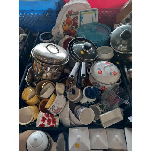 323 - Large qty of kitchen ware, saucepans, Pyrex, bread bin, crockery, etc