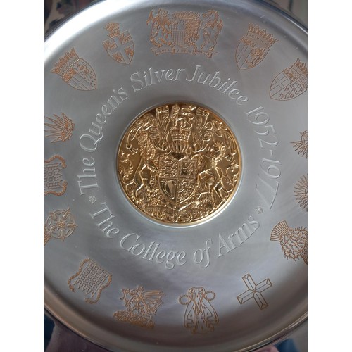 401 - Cased hallmarked silver commemorative plate by the Royal College of Arms silver jubilee of her Majes... 