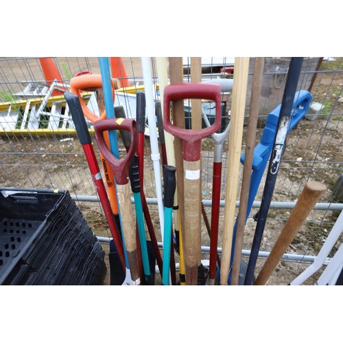 31 - Bundle of garden tools