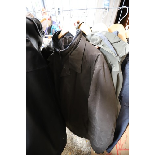 130 - 10 men's jackets/coats, all size large