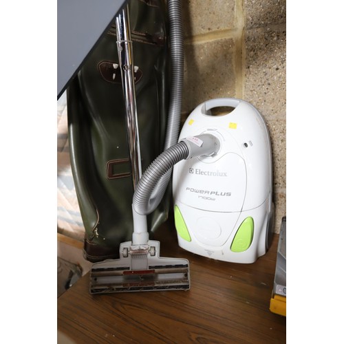 135 - Electrolux 1700w power plus hoover - warranted until 12 noon Tuesday following the above sale