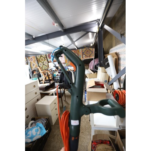 140 - Black & Decker strimmer - warranted until 12 noon Tuesday following the above sale