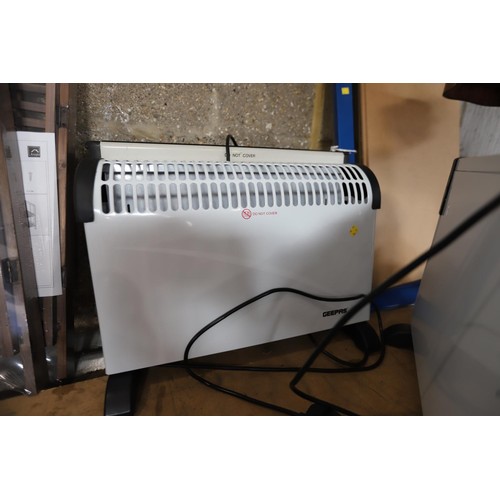 161 - 2 Geepas electric heaters & 1 Delonghi heater with broken foot - warranted until 12 noon Tuesday fol... 