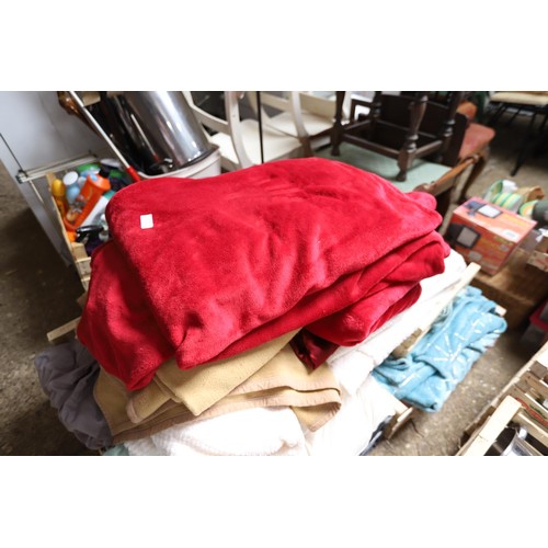 171 - Large qty of various linen & blankets, etc