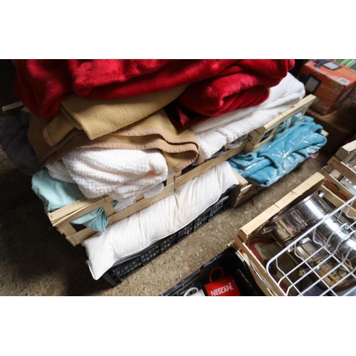 171 - Large qty of various linen & blankets, etc