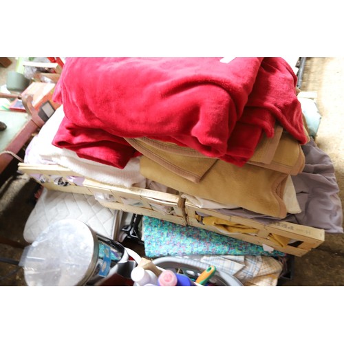 171 - Large qty of various linen & blankets, etc