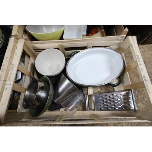 192 - 4 x boxes of various kitchen ware including saucepans etc