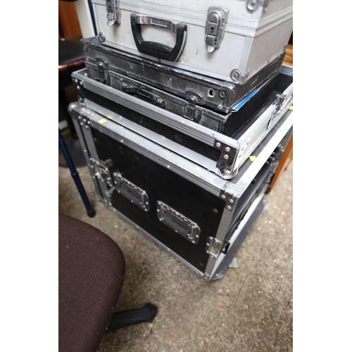 204 - Audio equipment, incl Peavey, Zenith, Citronic - in aluminium transport case, etc