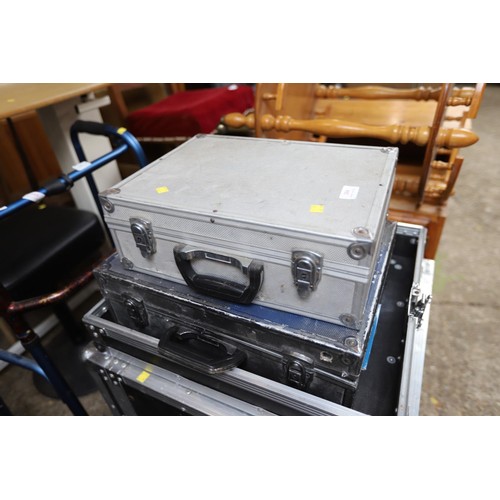 204 - Audio equipment, incl Peavey, Zenith, Citronic - in aluminium transport case, etc