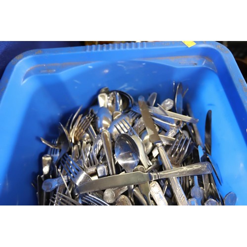 282 - Box of cutlery