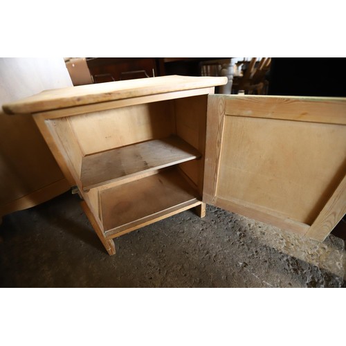 538A - Pine cupboard