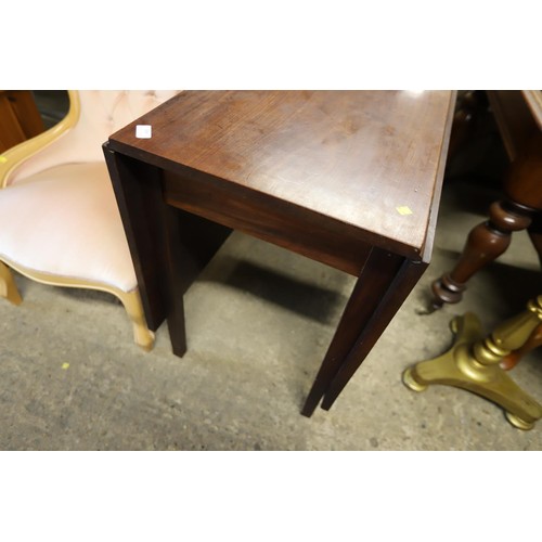 555 - Georgian drop leaf dining table