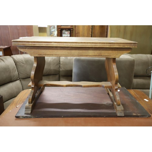 558 - Interesting oak coffee table - shield ends