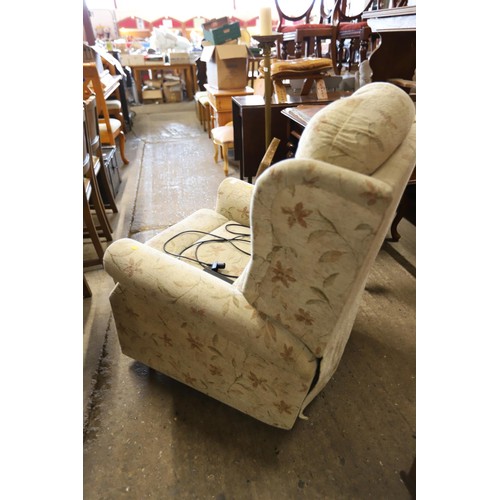 561 - Electric reclining armchair - warranted until 12 noon Tuesday following the above sale