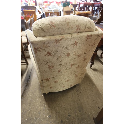 561 - Electric reclining armchair - warranted until 12 noon Tuesday following the above sale