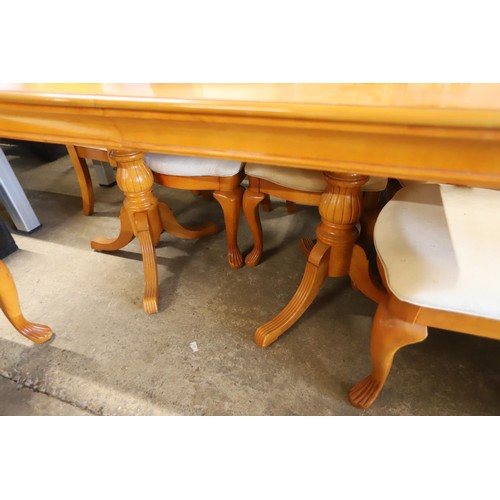 576 - Dining table & 6 chairs