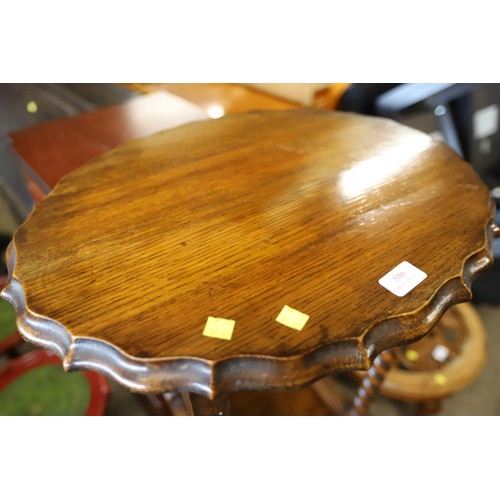 586 - Oak barley twist occasional/hall table with scalloped edge