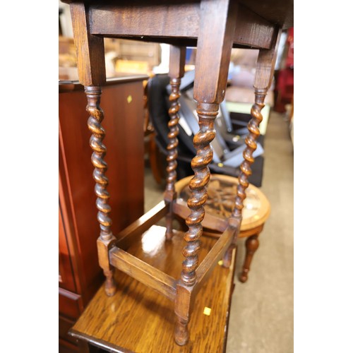 586 - Oak barley twist occasional/hall table with scalloped edge