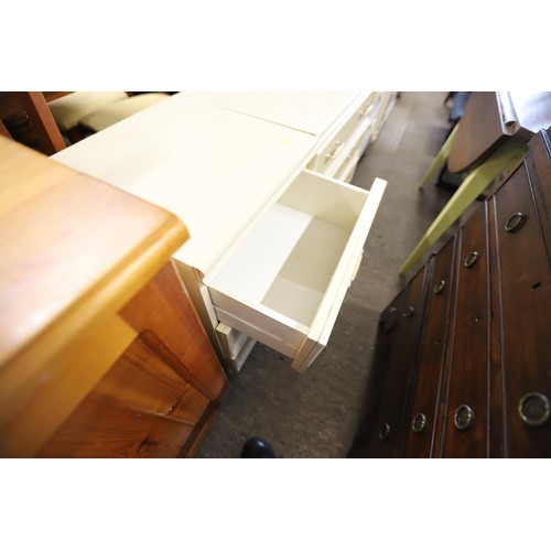 600 - 3x various chest of 3 drawers