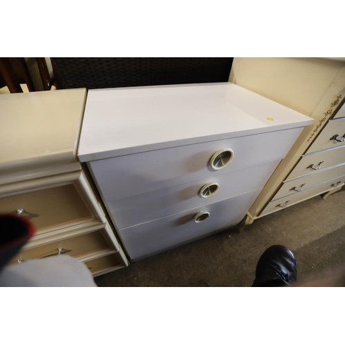 600 - 3x various chest of 3 drawers