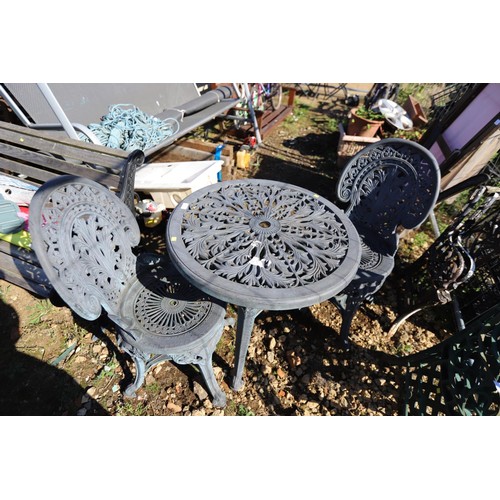 29 - Garden table & 2 chairs