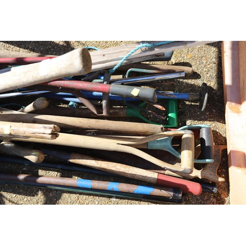 73 - Large quantity of garden tools