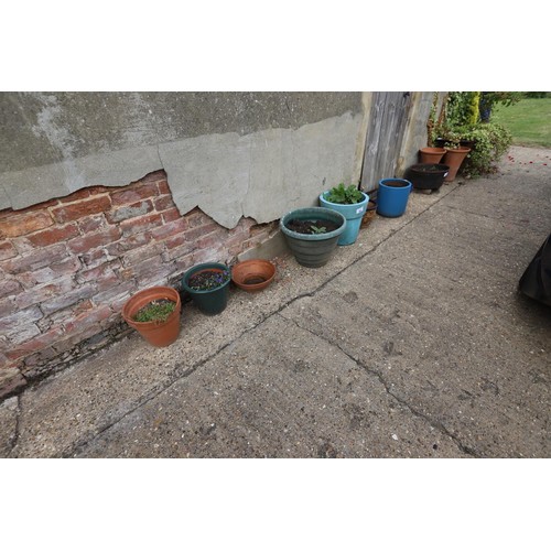 89 - 7 x Various plant pots including terracotta, plastic etc