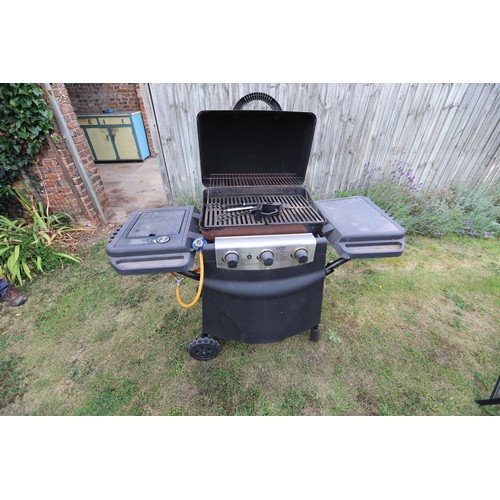 90 - New York three burner gas barbecue with sideburner