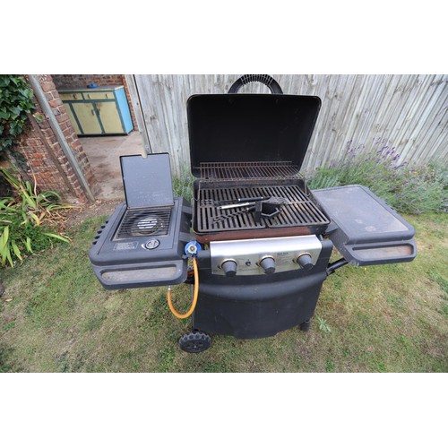 90 - New York three burner gas barbecue with sideburner