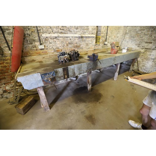 95 - A large workshop bench with metal surface and 2 x vices 424 cm long x 100cm wide x 95cm high